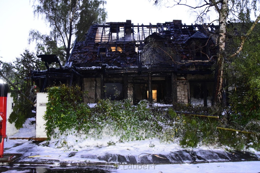 Grossfeuer Einfamilienhaus Siegburg Muehlengrabenstr P0741.JPG - Miklos Laubert